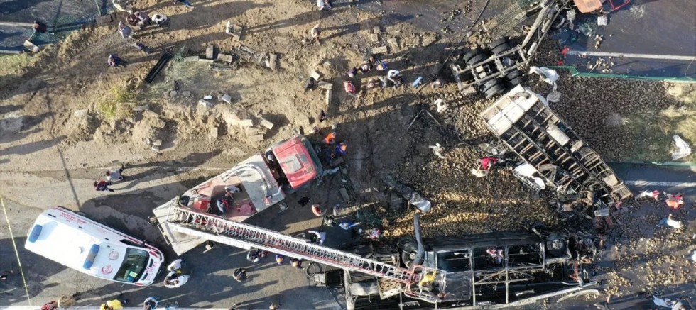 Ağrı'da yolcu otobüsü ile tanker çarpıştı: 7 ölü, 11 yaralı var