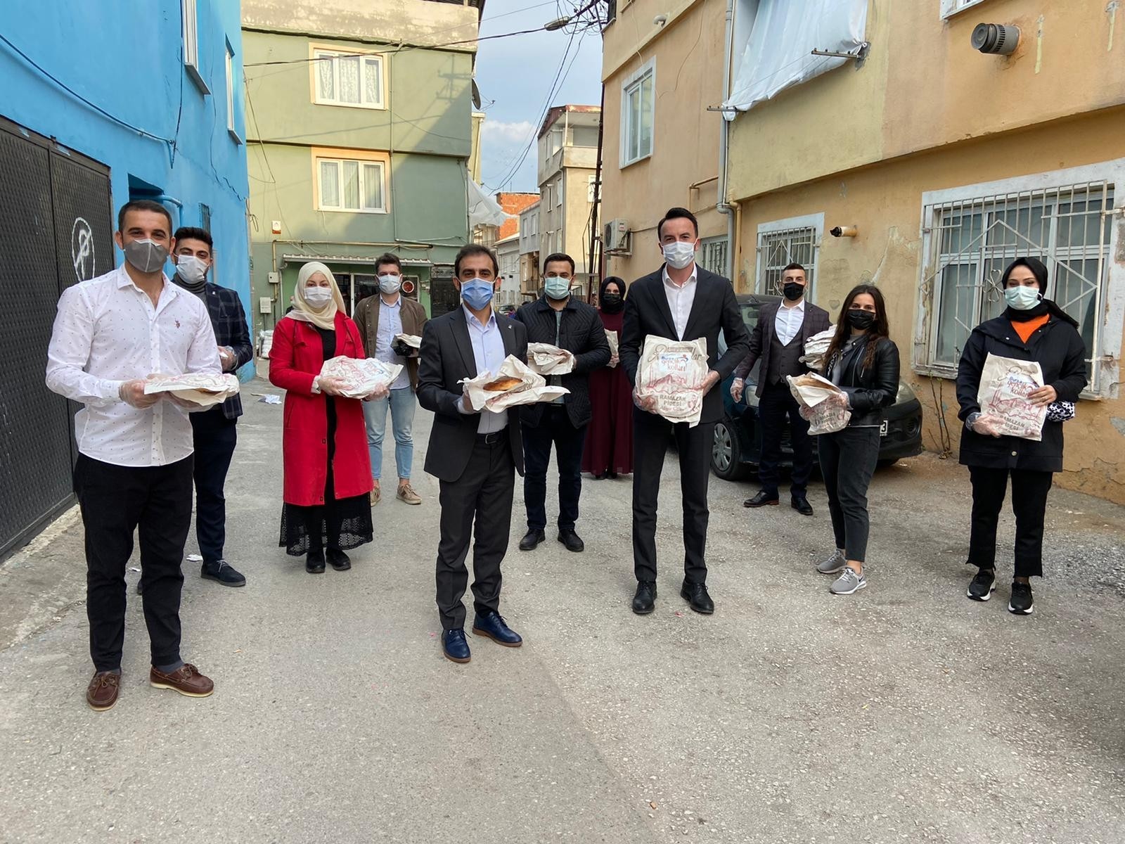 Ak Parti Gençlik Kolları Kapı Kapı Ramazan Pidesi Dağıtıyor