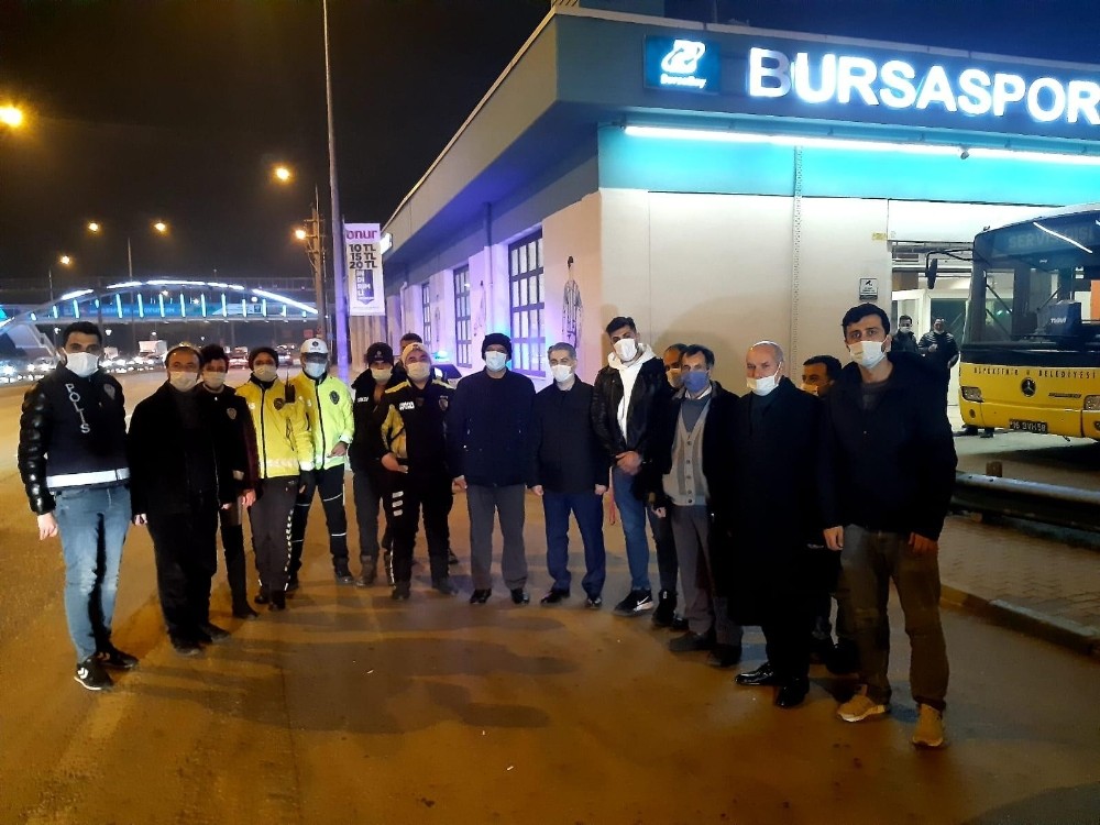 Ak Parti Osmangazi İlçe Gençlik Kollarından Denetimdeki Polislere Kandil Simidi