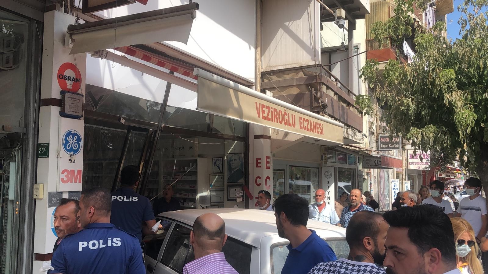 Akrabasına Kızdı, Dükkanına Otomobille Girdi