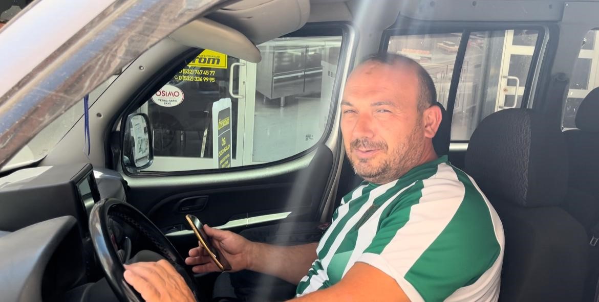 Bursa'da Mahkemeyi Kazanınca Mutluluktan Şarkı Söyledi