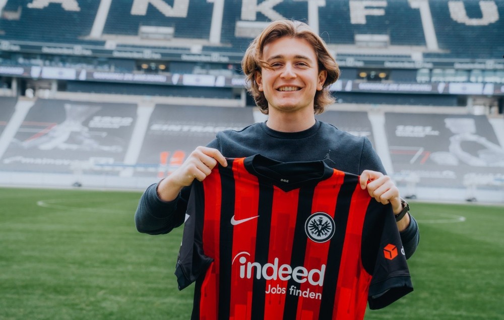 Ali Akman, Eintracht Frankfurtla Sözleşme İmzaladı