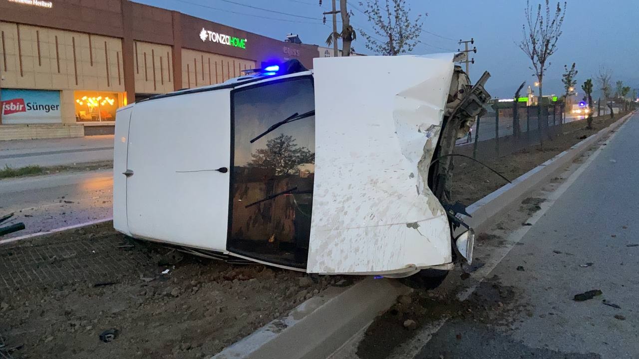 Alkollü Sürücü Aydınlatma Direğine Çarptı: 2 Yaralı