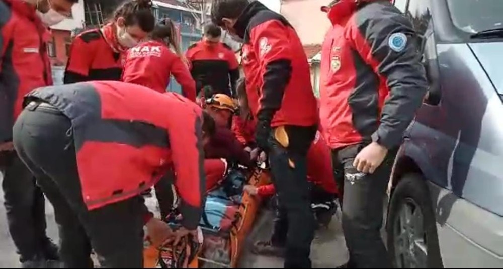 Ambulans Sokağa Giremeyince Ekipler, Yaşlı Adam İçin Seferber Oldu