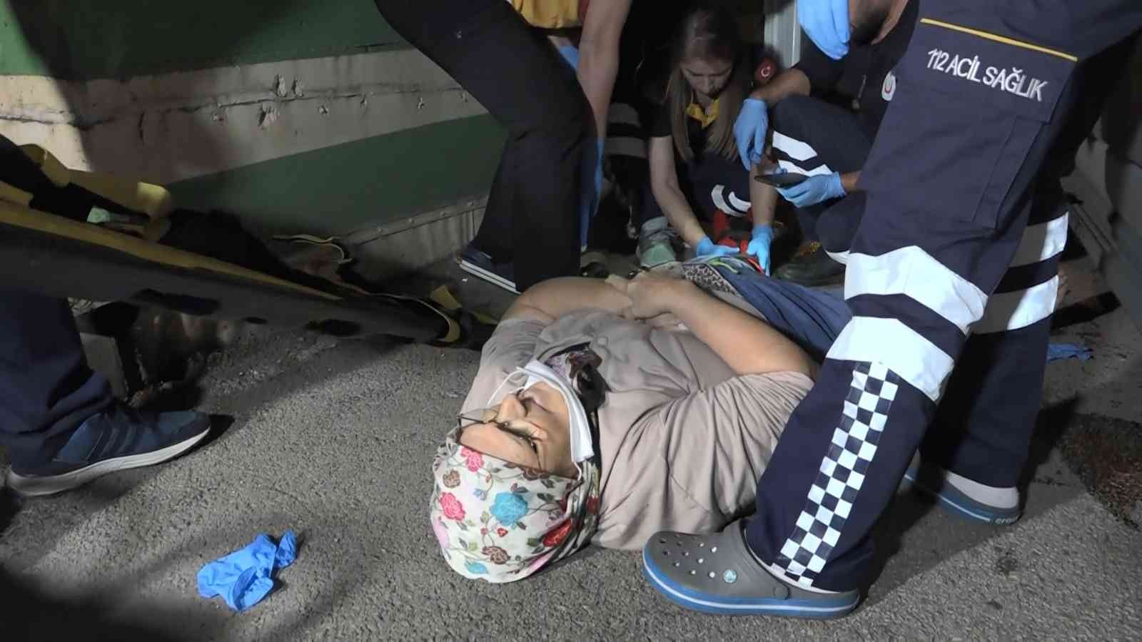 Ambulans Yaya Geçidindeki Yaşlı Kadına Çarptı