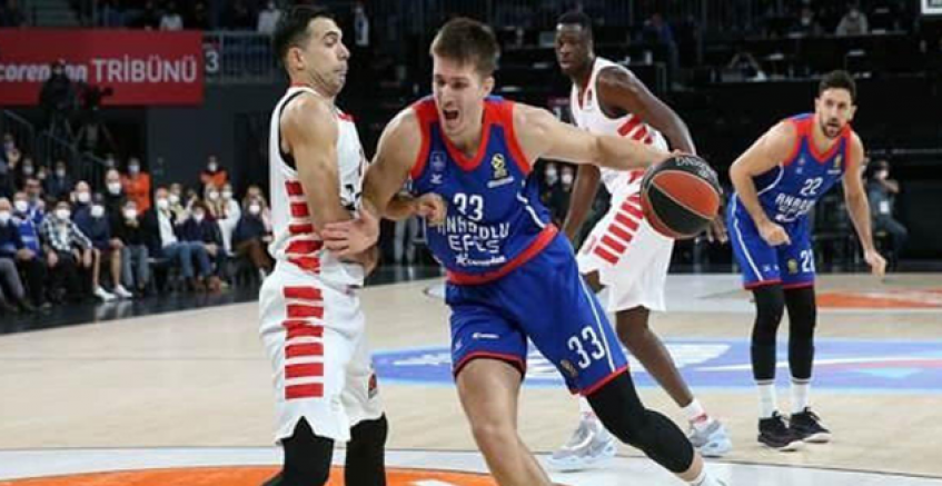 Anadolu Efes son çeyrekte farka koştu!