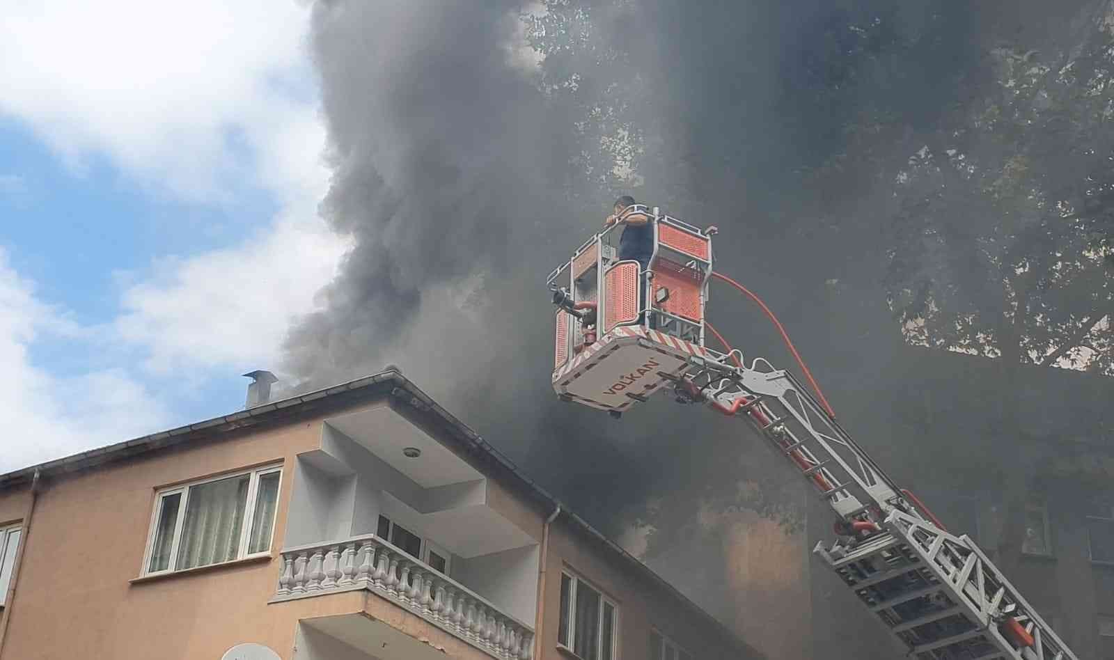 Apartmanın Çatı Katında Yangın