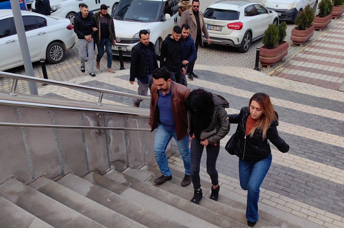 Araç Çalıp İlçe İlçe Gezen 3 Şüpheli Kıskıvrak Yakalandı; Suç Makinesi Çıktılar