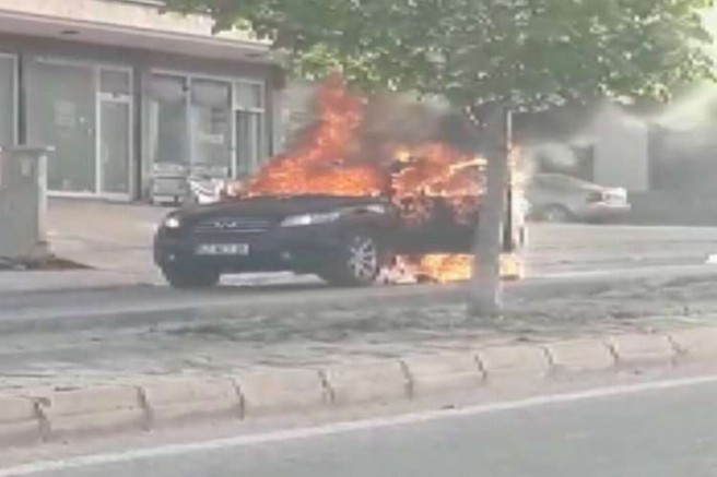 Araç içi 49 dereceyi gösteriyordu: Sıcak hava otomobili yaktı
