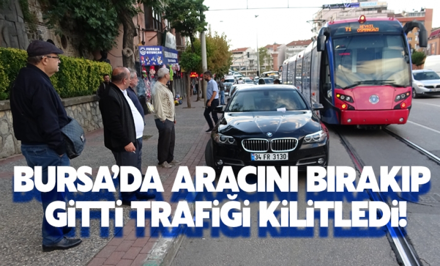 Aracını Tramvay Yoluna Park Etti, Yolcular Yarım Saat Bekledi