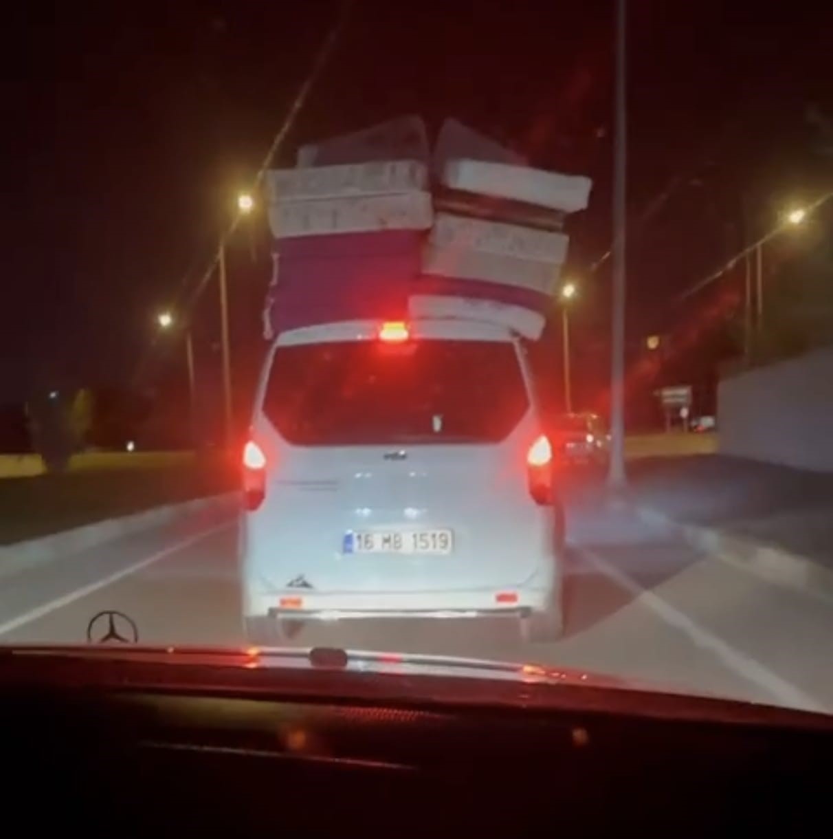 Aracının Üzerine Yatakları Dizdi, Trafikte Tehlike Saçtı