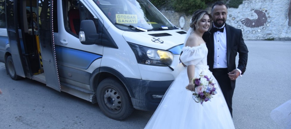 Artvin’de ilginç görüntü: Gelin ve damat düğünlerine dolmuşla gitti