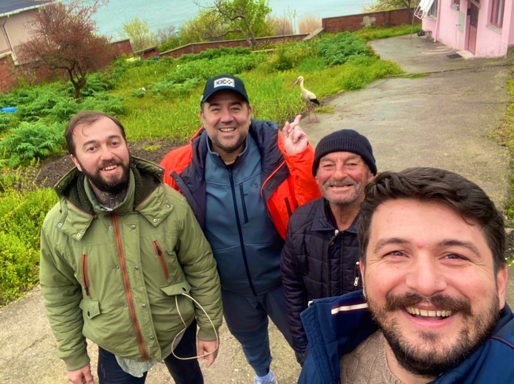 Ata Demirer Yareni Elleriyle Besledi