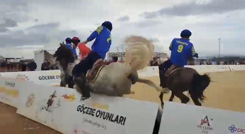 Atıyla Böyle Uçtu, Kırbaçlayıp Yoluna Devam Etti