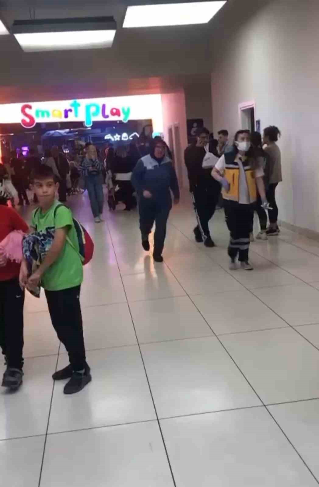 Avmde Faciadan Dönüldü: Çocukların Bindiği Oyuncak Devrildi