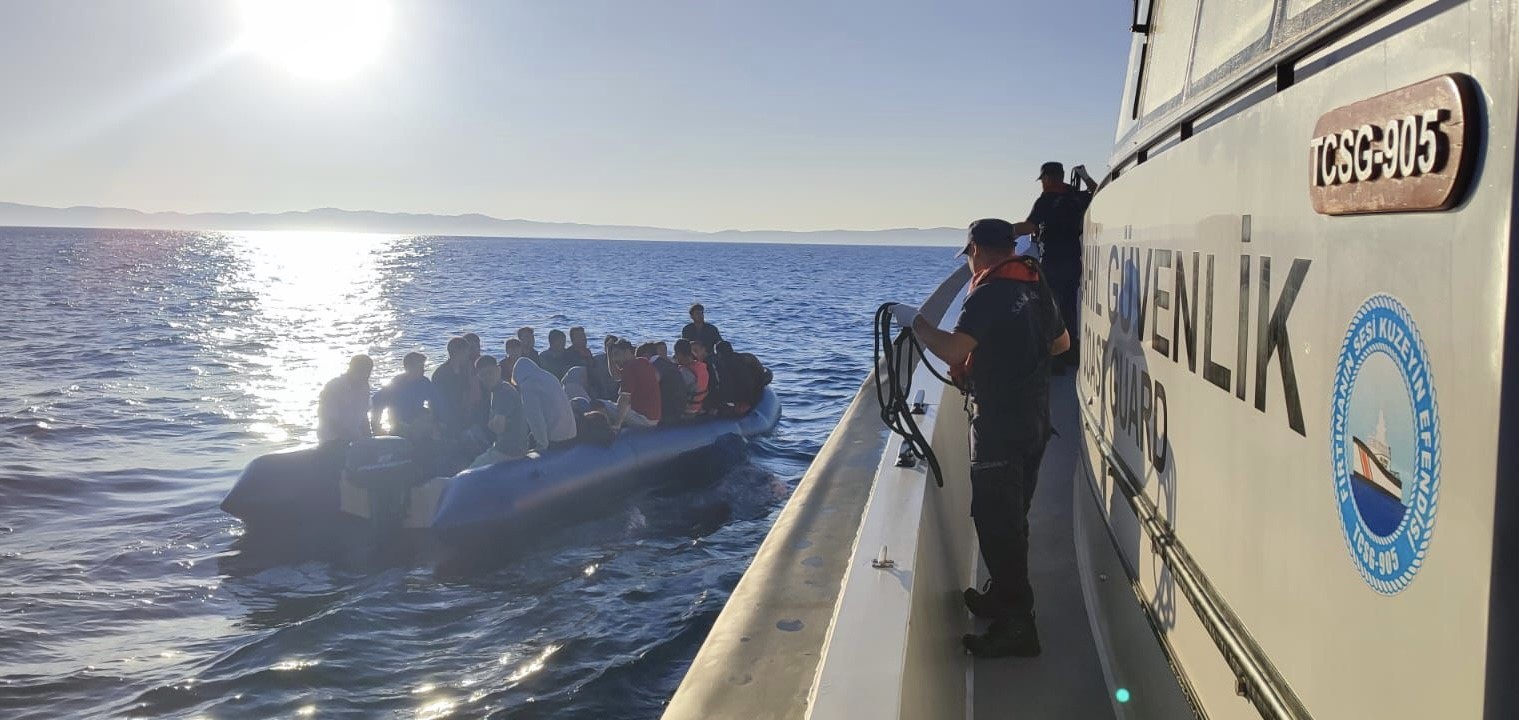 Ayvacık Açıklarında 43 Kaçak Göçmen Yakalandı