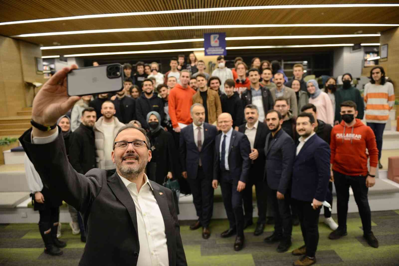 Bakan Kasapoğlu'ndan Uyumayan Kütüphaneye Tam Not
