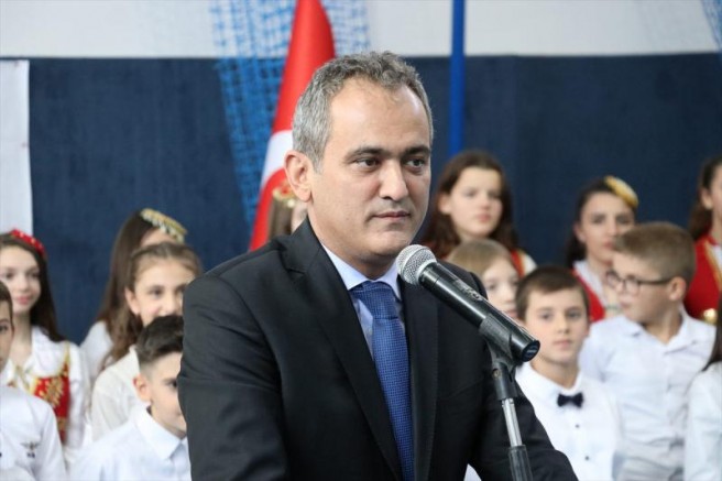 Bakan Özer, öğrencilere müjdeyi verip alınan yeni kararı da duyurdu!