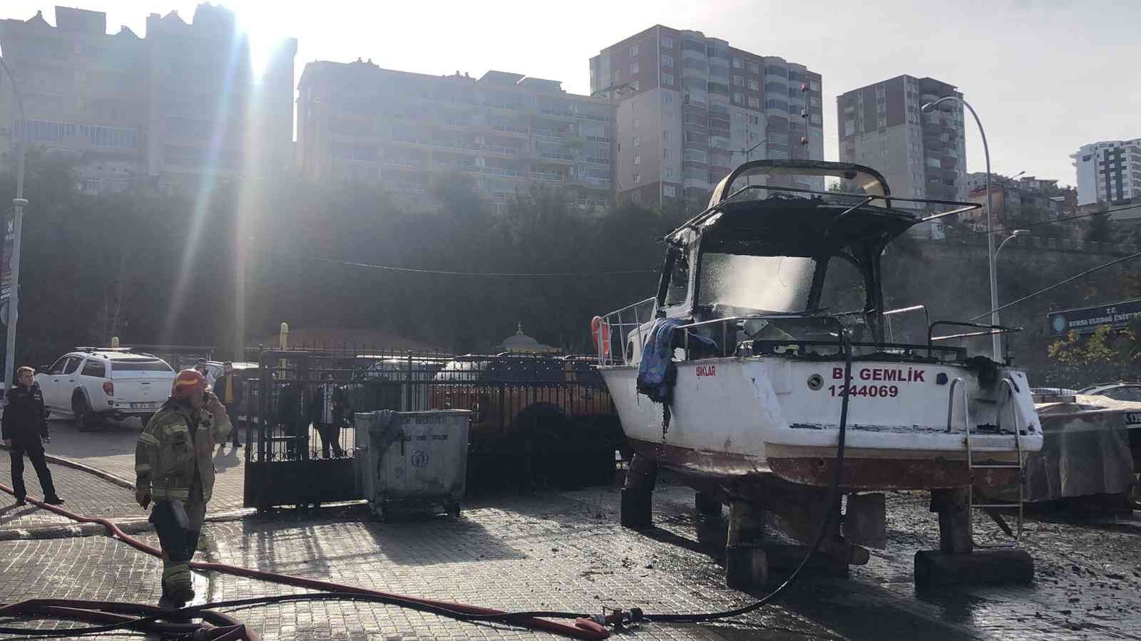 Balıkçı Barınağına Çekilen Tekne Yandı