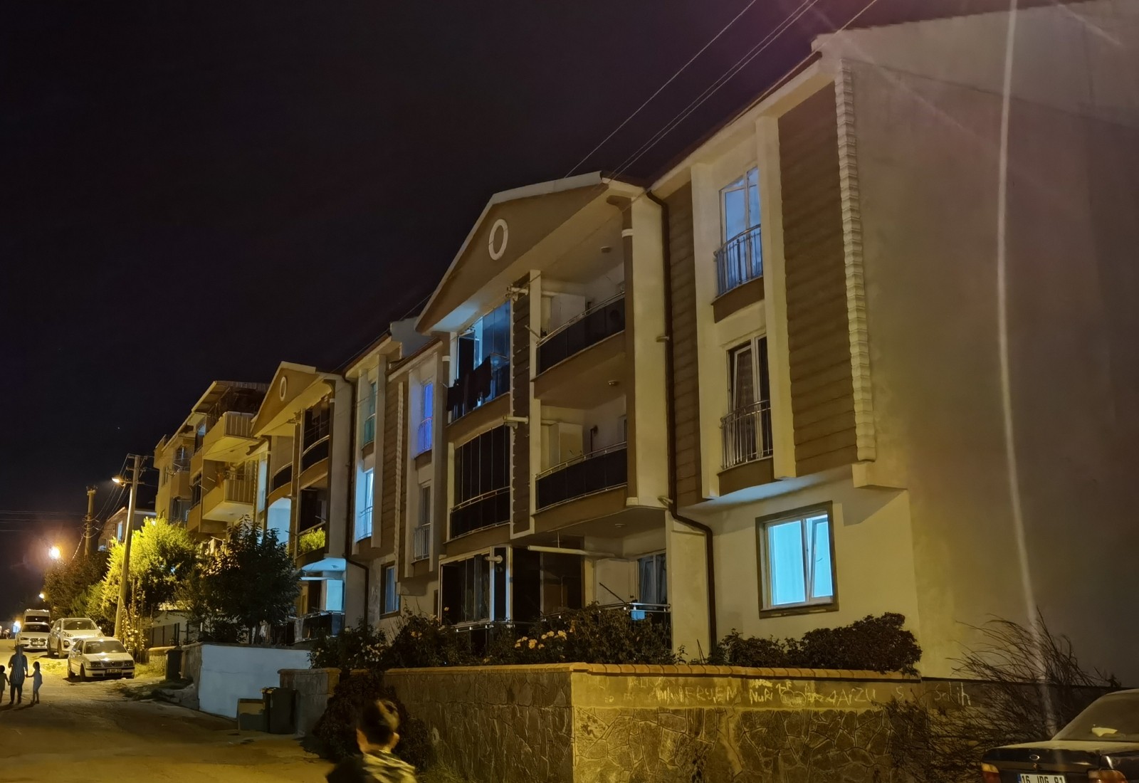 Balkondan Düşen 3 Yaşındaki Çocuk Yaralandı