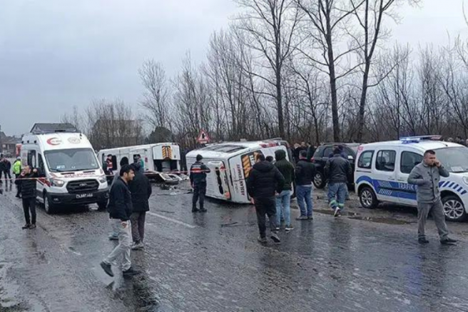 Bartın'da işçi servisleri çarpıştı 1 ölü 27 yaralı