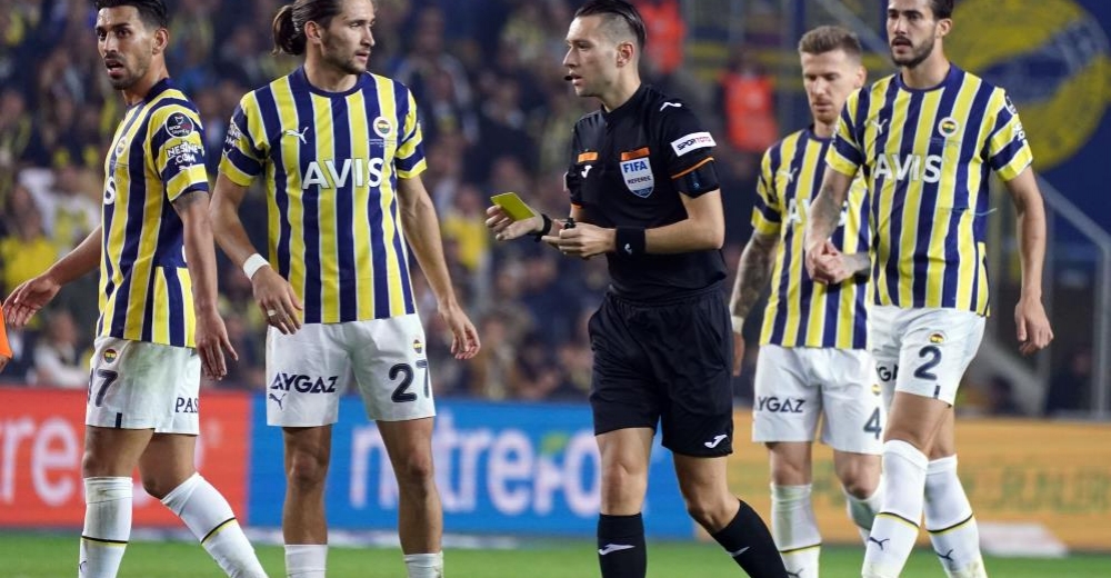 Başakşehir'i deviren Fenerbahçe liderliğe yükseldi!