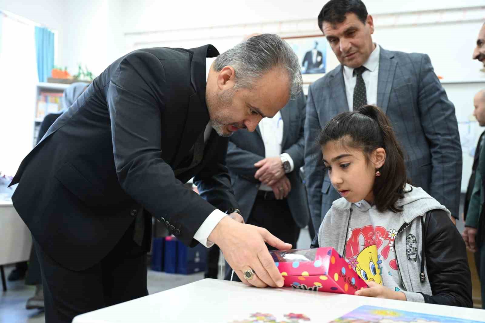 Başkan Aktaş'tan Özel Öğrencilere Hediyeler