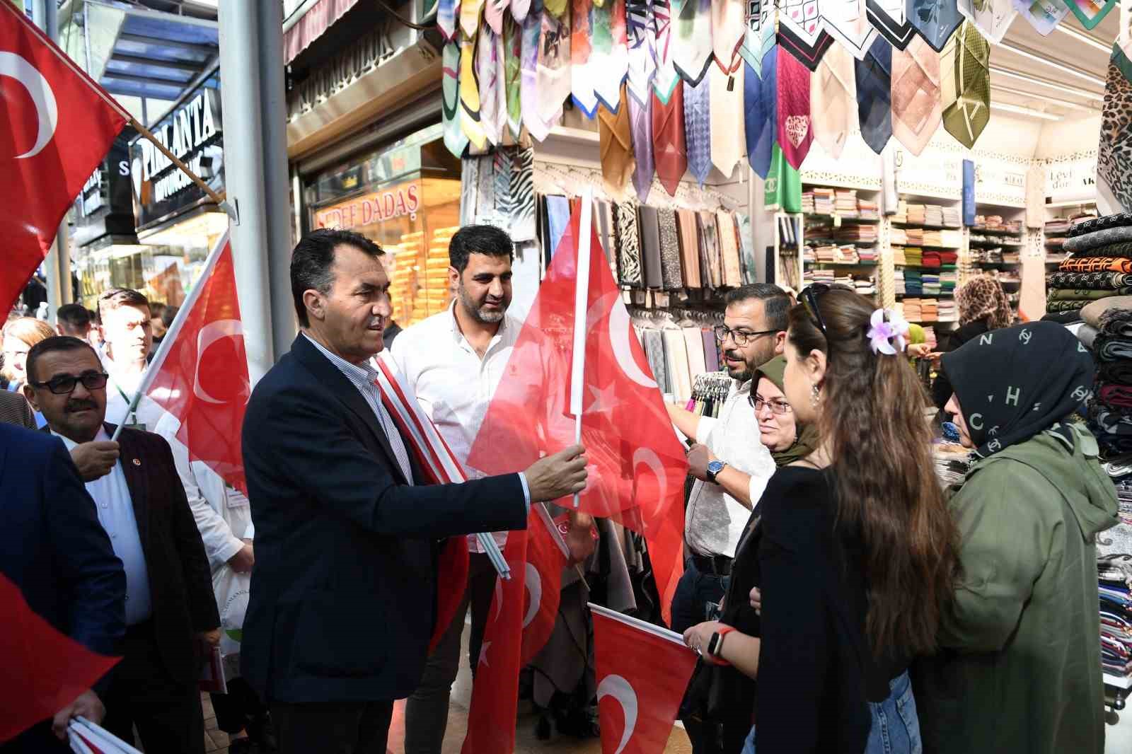 Başkan Dündardan Çarşı Esnafına Türk Bayrağı
