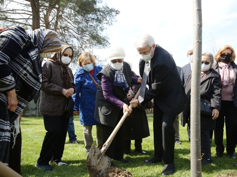 Başkan Erdem Huzurevi Sakinleriyle Fidan Dikti