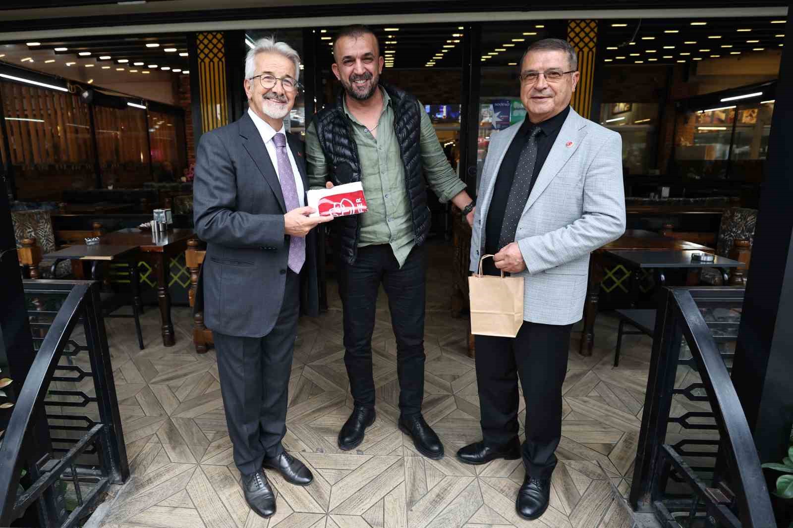 Başkanlardan Esnafa Atatürk Posteri Ve Türk Bayrağı