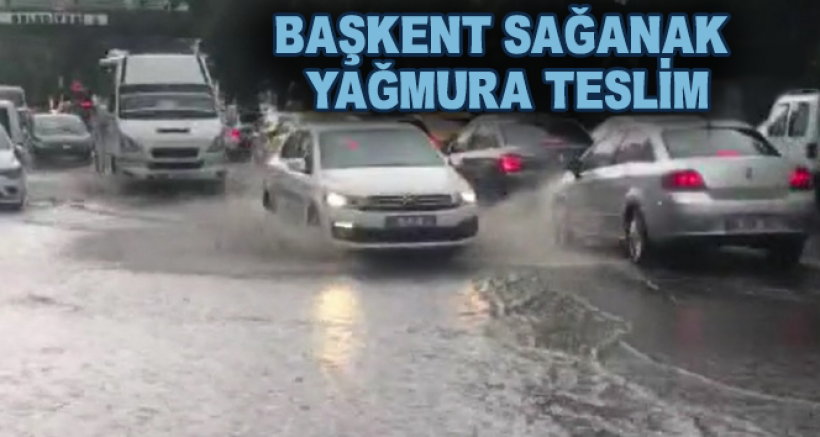 Başkent'te Yağmur Suları Araçları Sürükledi