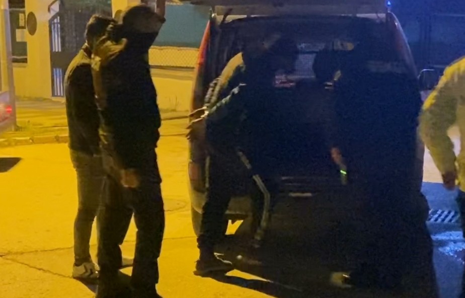 Bekçiler Yakaladı, Hırsızlıktan Arandığı Ortaya Çıktı