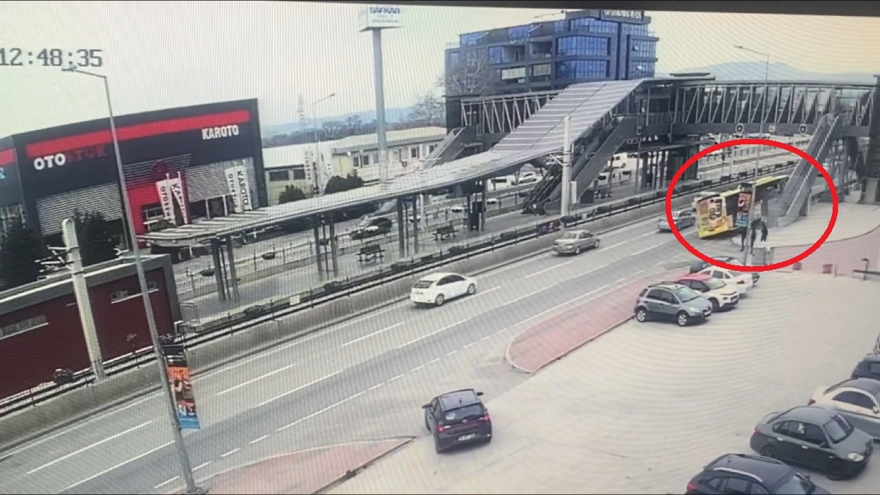 Belediye Otobüsünün Bariyerlere Ok Gibi Saplandığı Kaza Kamerada