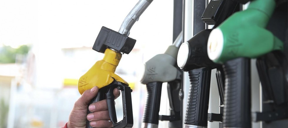 Benzin ve motorine indirim bekleniyor