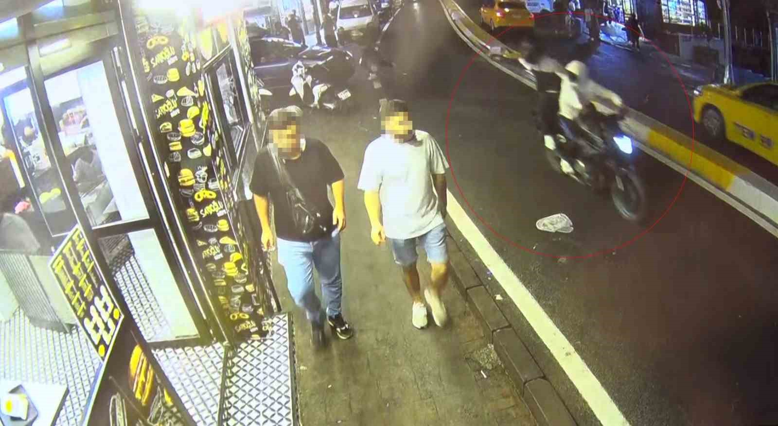 Beyoğlunda Motosikletle Gelip Büfeye Kurşun Yağdırdılar