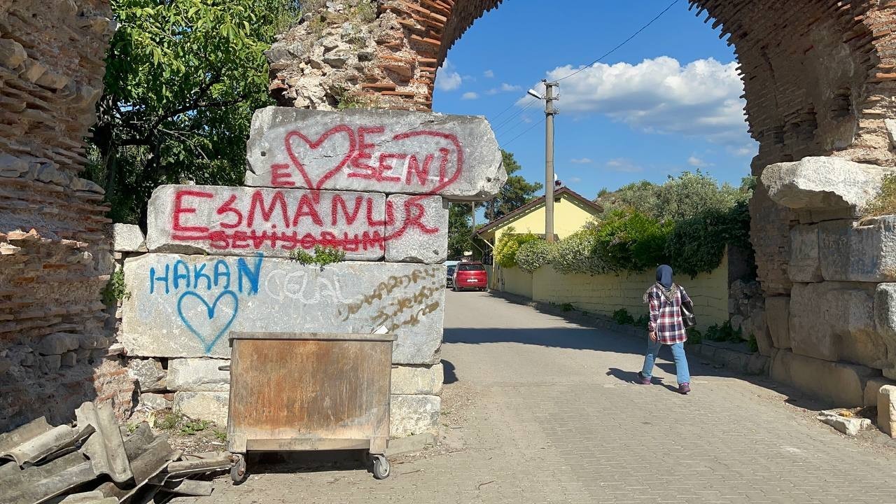 Binlerce Yıllık Surlar İlân-I Aşk Tahtasına Döndü