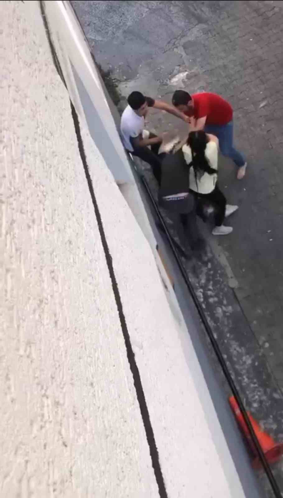 Borç Kavgasında Yumruklar Havada Uçuştu... O Anlar Kamerada