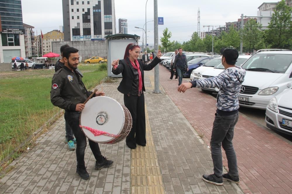 Boşandım Diye Davul Zurna Çaldırdı, Şimdi De Uzaklaştırma Kararı Aldırdı