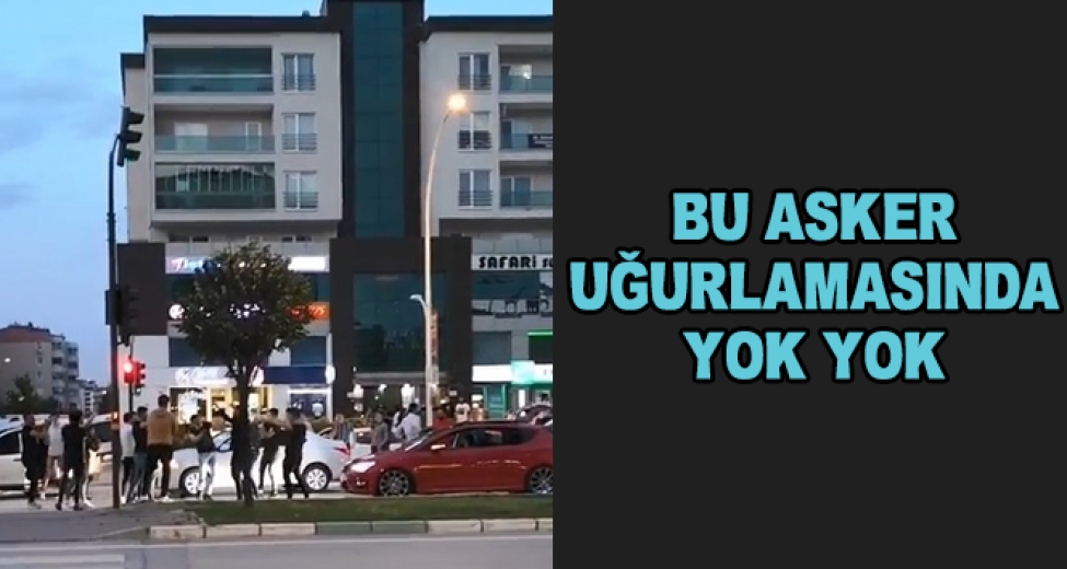 Yolu Trafiğe Kapatan Gençler Ellerindeki Silahlarla Havaya Ateş Etti