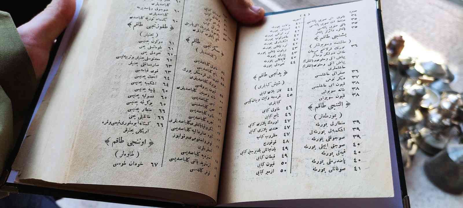 Bu Kitapta 300 Yıl Önceki Yemek Tarifleri Yazıyor