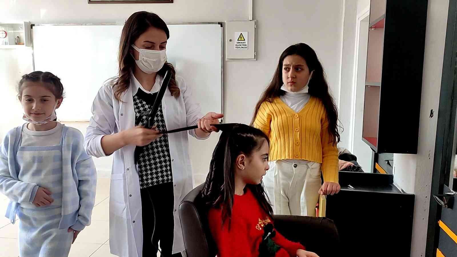Bu Müzeyi Gezen Öğrencilere Ücretsiz Saç Bakımı Yapılıyor