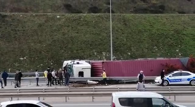 Bursa-Ankara Otobanında Virajı Alamayan Tır Devrildi
