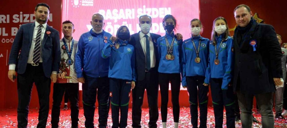 Bursa Büyükşehir Belediyespor başarı ödülleri sahiplerine ulaştı