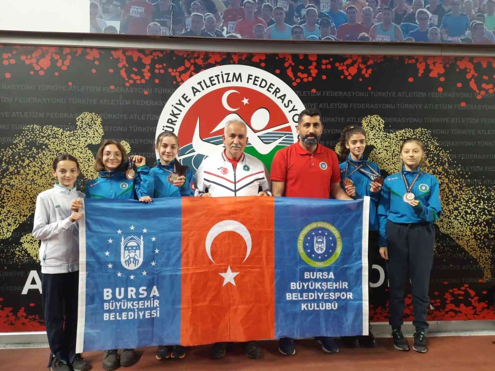 Bursa Büyükşehir Belediyespor'lu Atletler Türkiye Şampiyonasından 3 Birincilikle Döndü