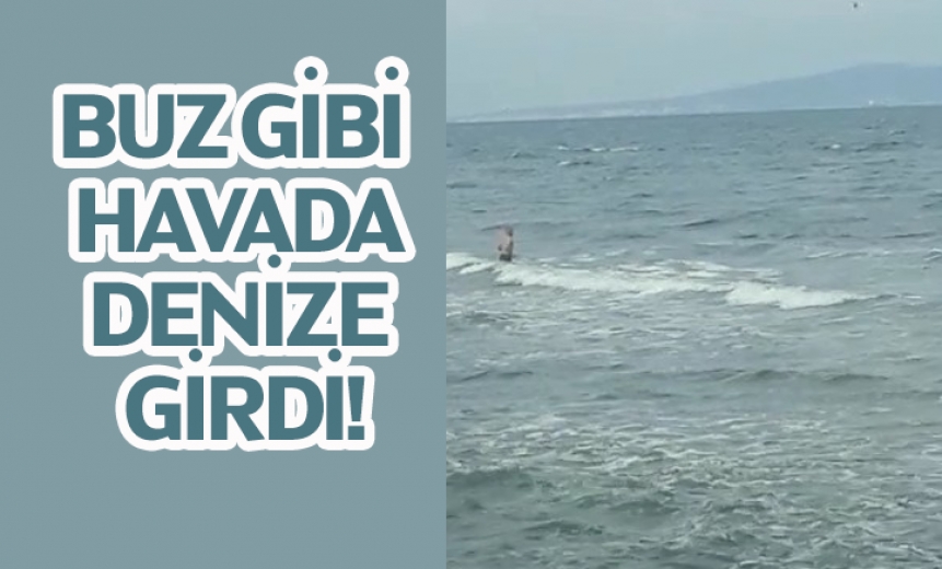 Bursa'da Buz Gibi Havada Denize Girdi