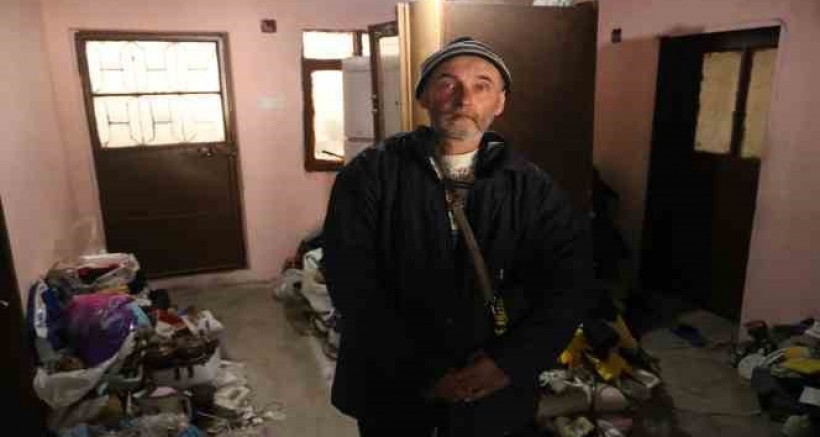 Bursa'da çöp evde yaşayan felçli adamın yardım çağrısı