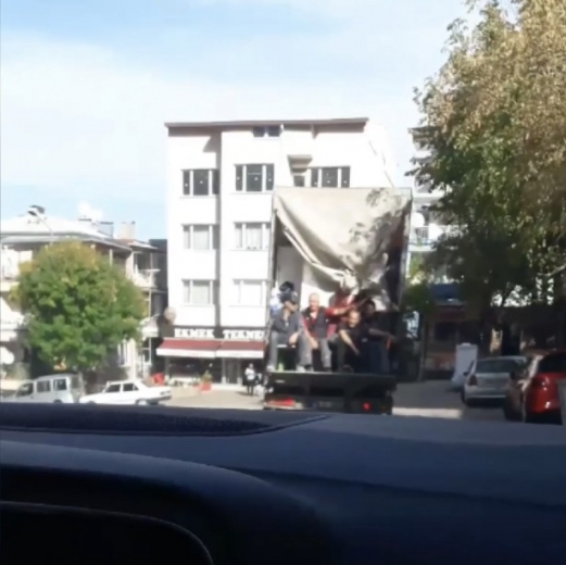 Bursa'da Kamyonet Kasasında Tehlikeli Yolculuk