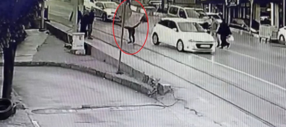 Bursa’da karayolundan karşıya geçen vatandaşın ölümden döndüğü anlar kamerada