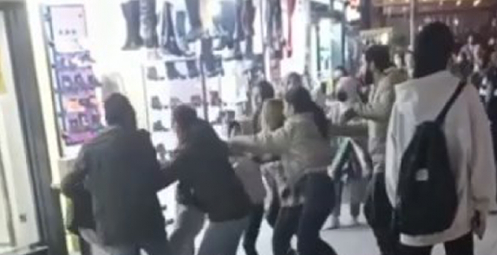 Bursa'da Kızlar Erkek Yüzünden Kavga Ettiler