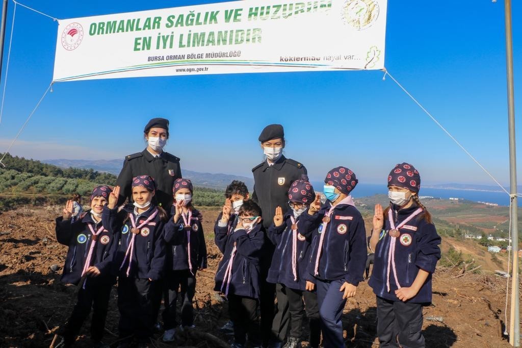 Bursa İl Jandarma Komutanlığı 6 Bin Fidanı Toprakla Buluşturdu